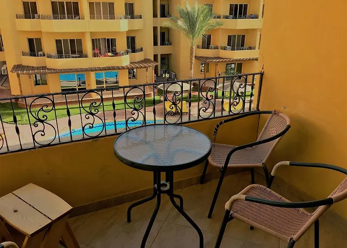 Pool View At British - Unit 13 Daire *